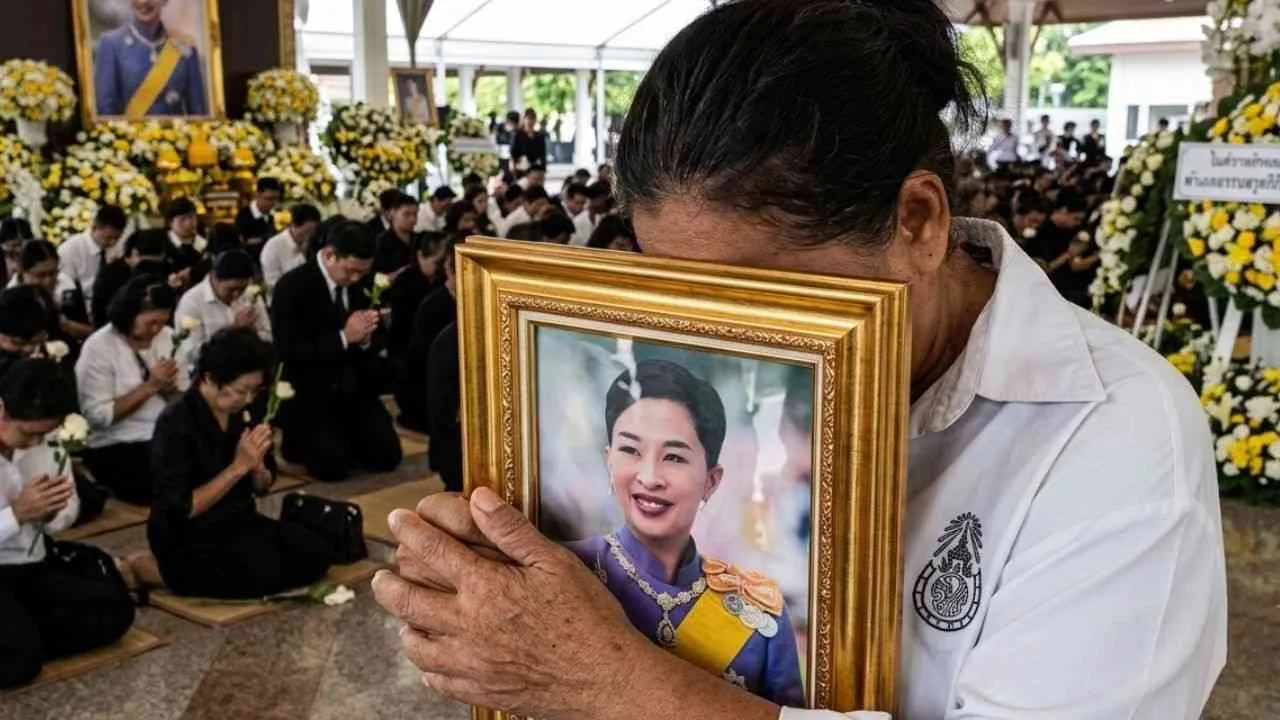 Thai King’s Eldest Daughter Princess Bajrakitiyabha Dies at 47