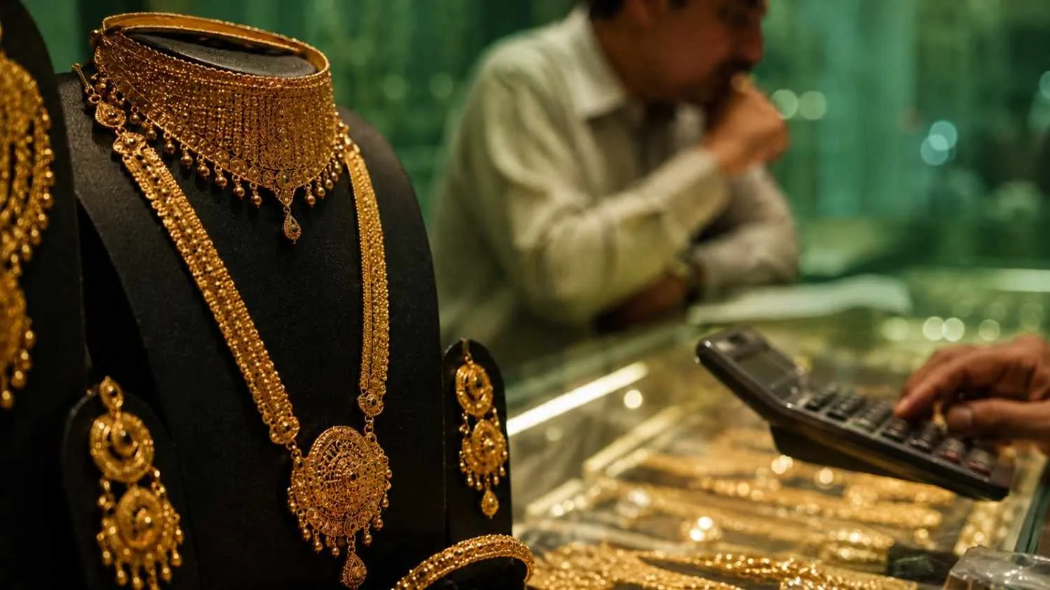 Gold Price Drops by Rs 2,700 Per Tola in Pakistan